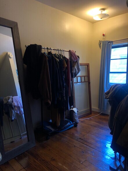 Building Photo - 466 Alexander St