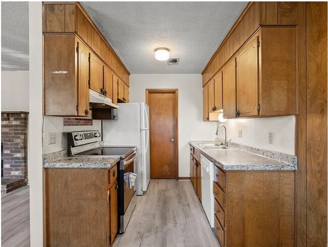 Building Photo - 504 Mimi Ln