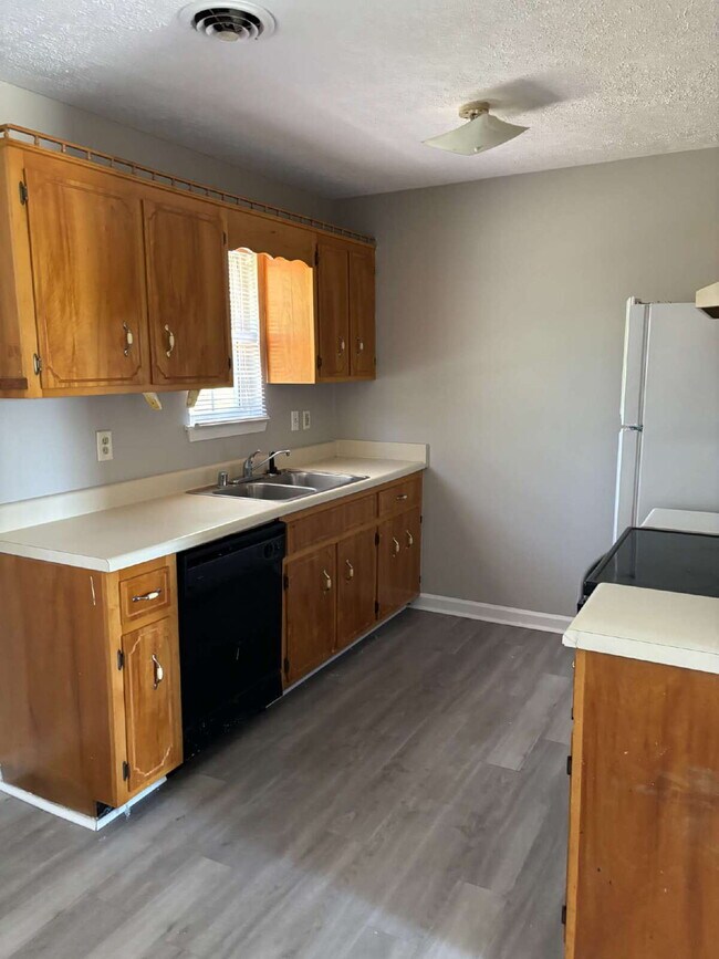 Building Photo - "Charming 3-Bedroom Home with Cozy 987 Sq Ft Living Space in Oak Grove!"