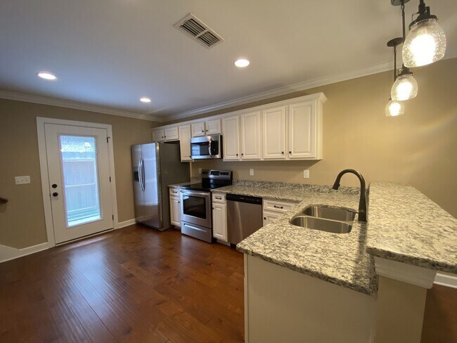 Building Photo - Modern Townhome Close to MTSU