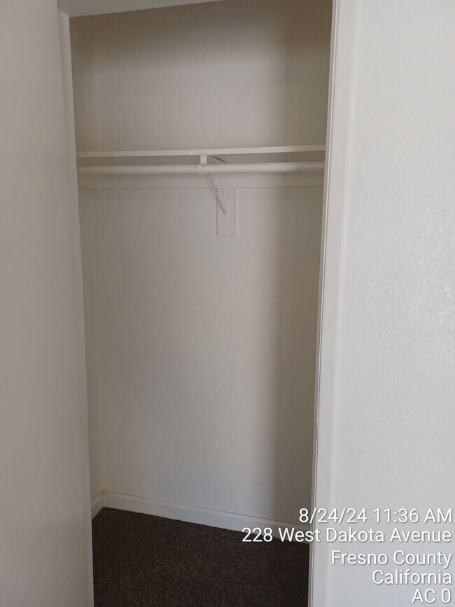 Building Photo - 2 bedroom 1 bathroom unit