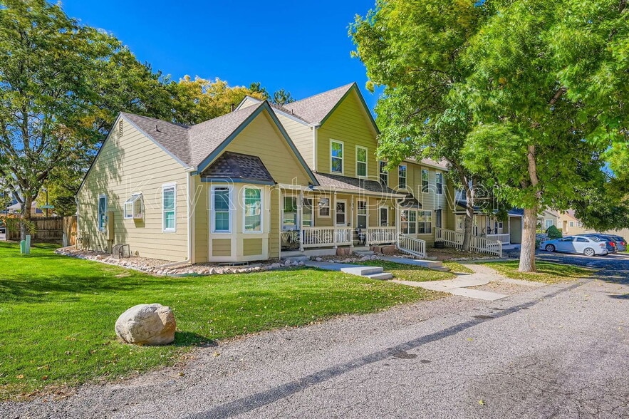 Building Photo - 10587 W Maplewood Dr