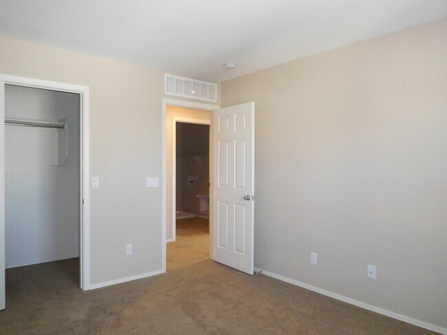 Building Photo - Naturally Well-Lit 4 bed/3 bath Single-Fam...