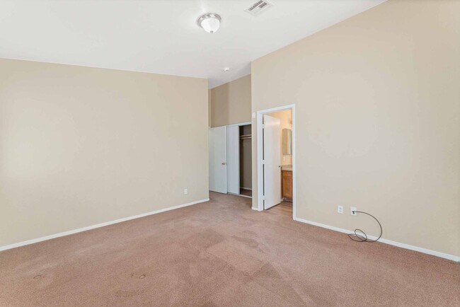 Building Photo - Charming Home with Spacious Backyard!