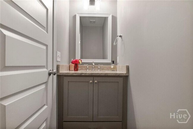 Building Photo - Perfect blend of luxury and comfort