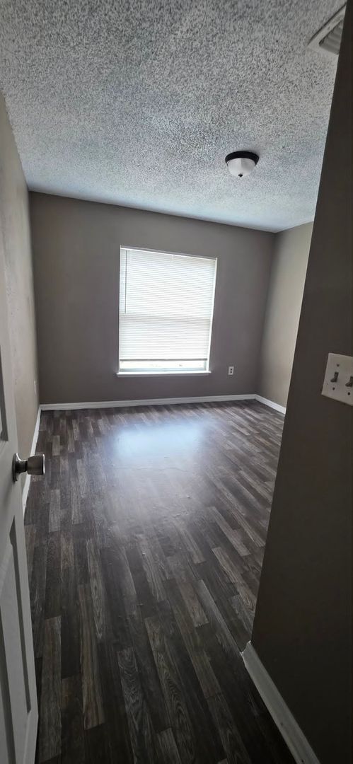 Building Photo - Spacious 3BR Home with Florida Room & Fenced Backyard
