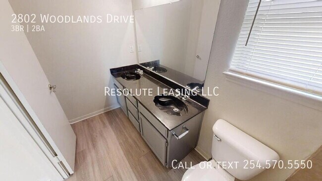 Building Photo - 2802 Woodlands Dr