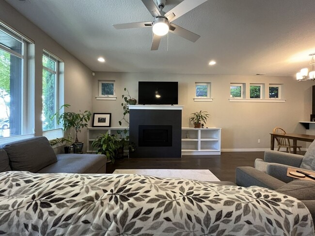 Building Photo - Spacious 2,511 Sq Ft Wilsonville Townhome with Vaulted Loft, Modern Kitchen & Attached Two-Car Ga...