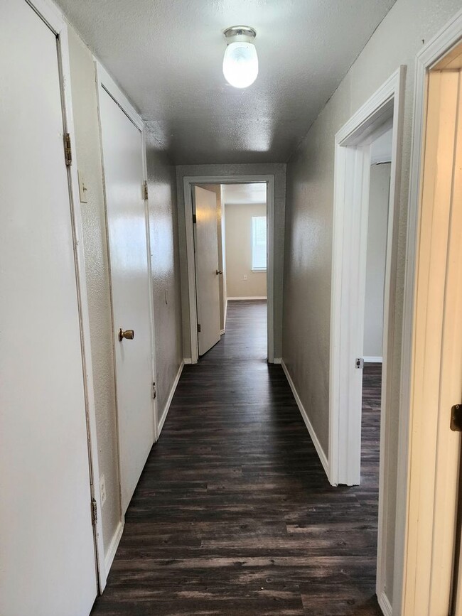 Building Photo - 905/907 N Ave K - duplex