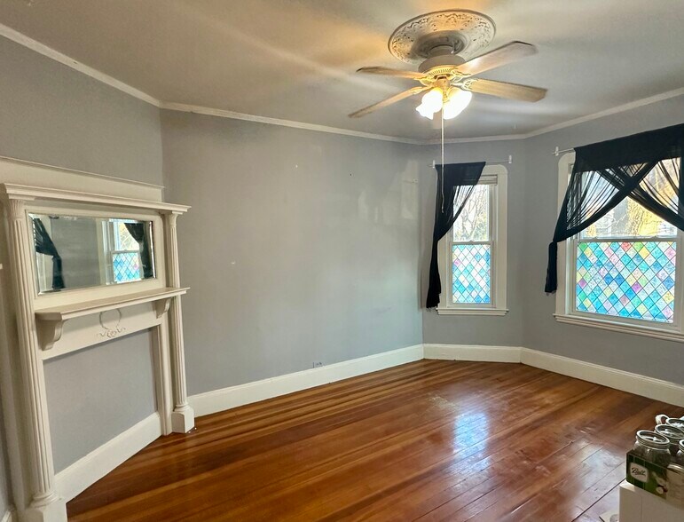 Building Photo - 756 Saratoga St