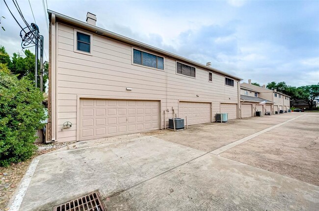 Building Photo - 13922 Hollowgreen Dr
