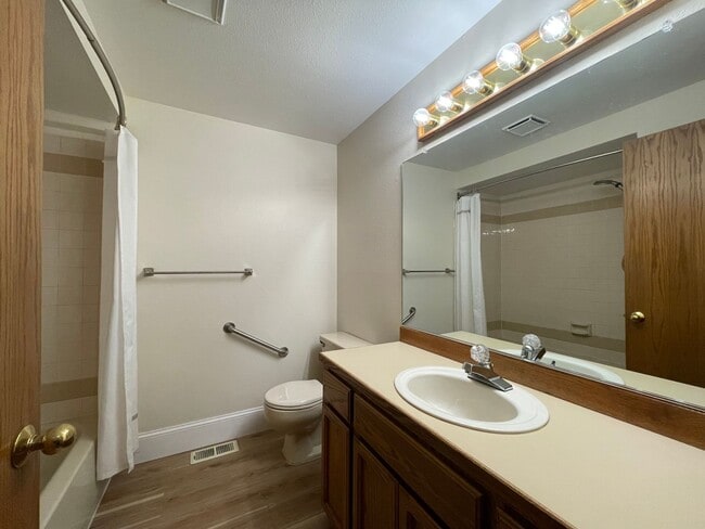 Building Photo - 2Bd/2Ba Unit Located in a Lovely Private Neighborhood in Happy Valley ~ Detached Garage, Washer &...