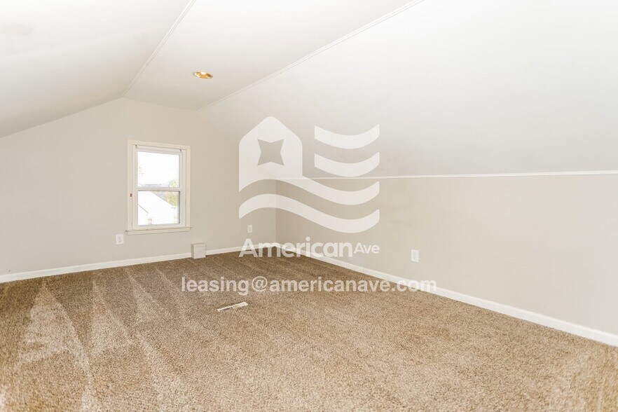 Building Photo - 1817 E 10 Mile Rd