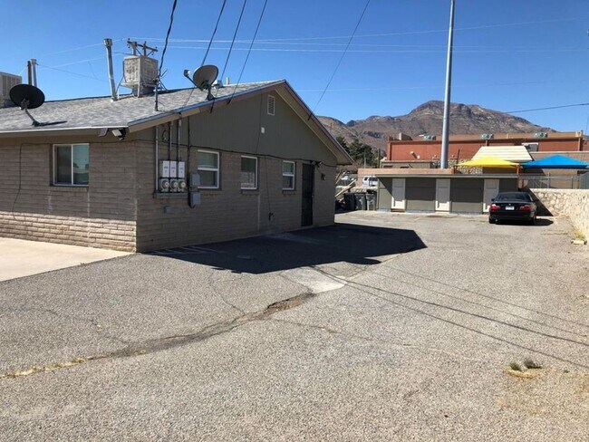 Building Photo - 4555 Sun Valley Dr