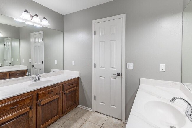 Building Photo - 808 Canyon Dr