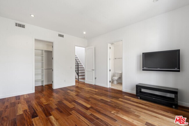 Building Photo - 744 N Alfred St