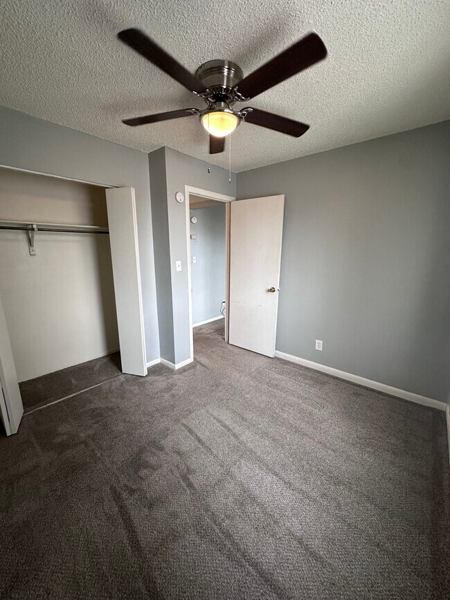 Building Photo - 1627 W Maple St