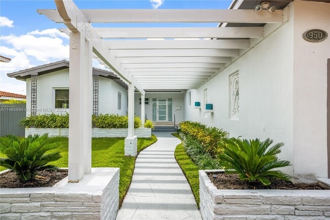 Building Photo - 950 S Shore Dr