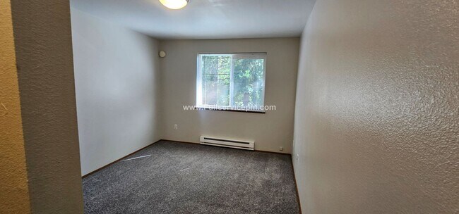 Building Photo - Beautiful duplex apt. on Quiet culdesac