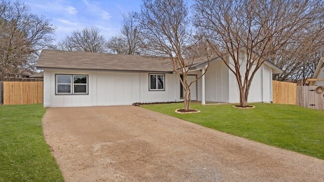Building Photo - 1112 Village Green Dr
