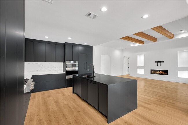 Building Photo - 15181 Frst Grv Dr