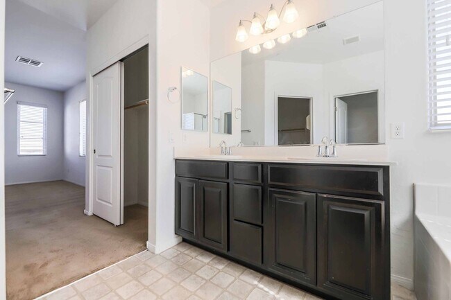 Building Photo - 4 BEDROOM HOUSE IN HENDERSON!!
