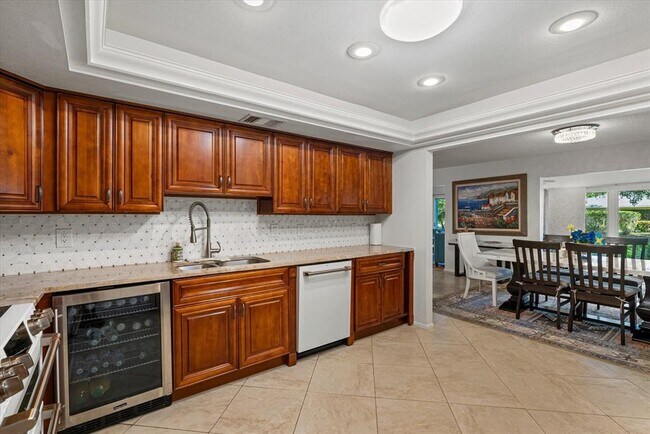 Building Photo - 6916 W Country Club Dr N