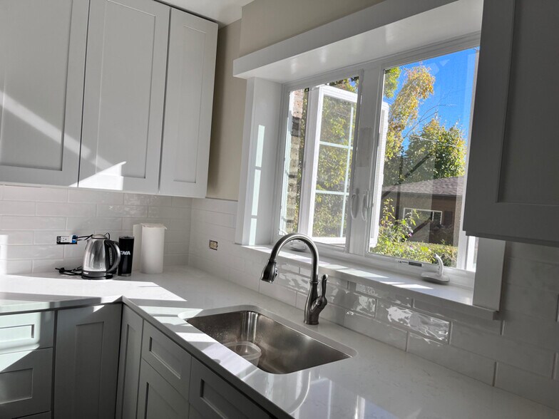 Building Photo - 3623 W Foster Ave