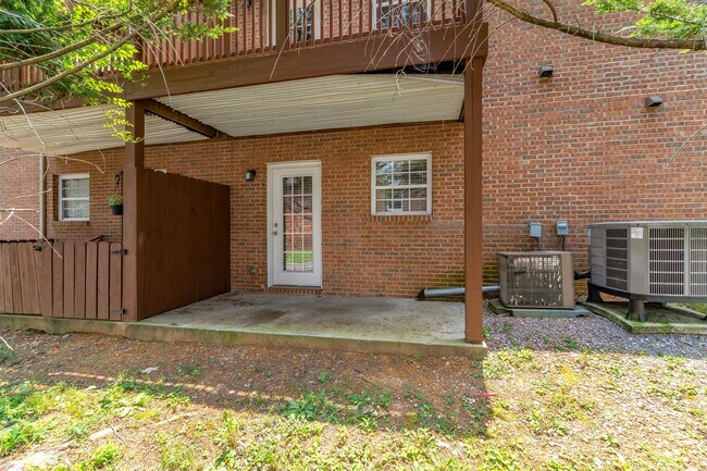 Building Photo - 1703 Maple View Way