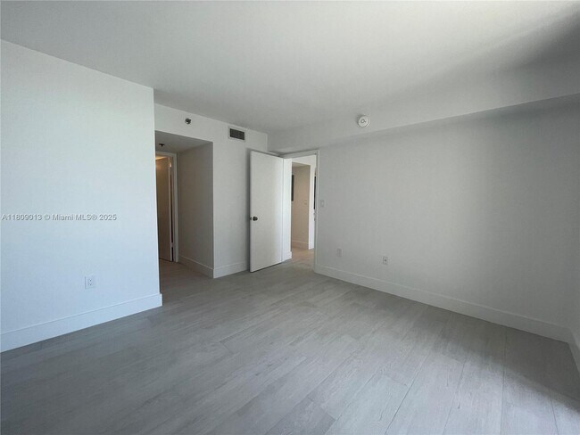 Building Photo - 540 Brickell Key Dr