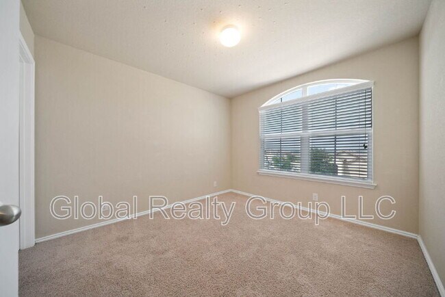 Building Photo - 437 Kings Way