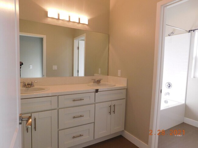 Building Photo - Beautiful 4 bed, 2.5 bath home AVAILABLE for RENT February 15th, 2026!