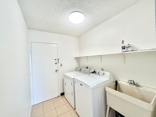 Building Photo - Spacious 5br/2.5ba House w/enclosed yard &...