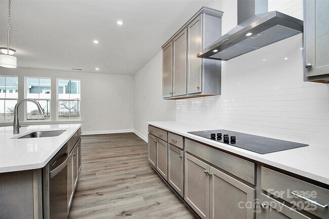 Building Photo - 6029 Mariemont Cir