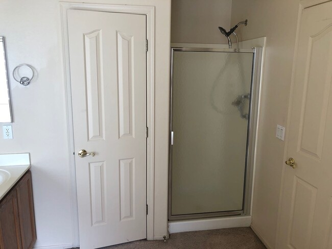 Building Photo - SPACIOUS 4 BED, 2 BATH HOME LOCATED NEAR B...