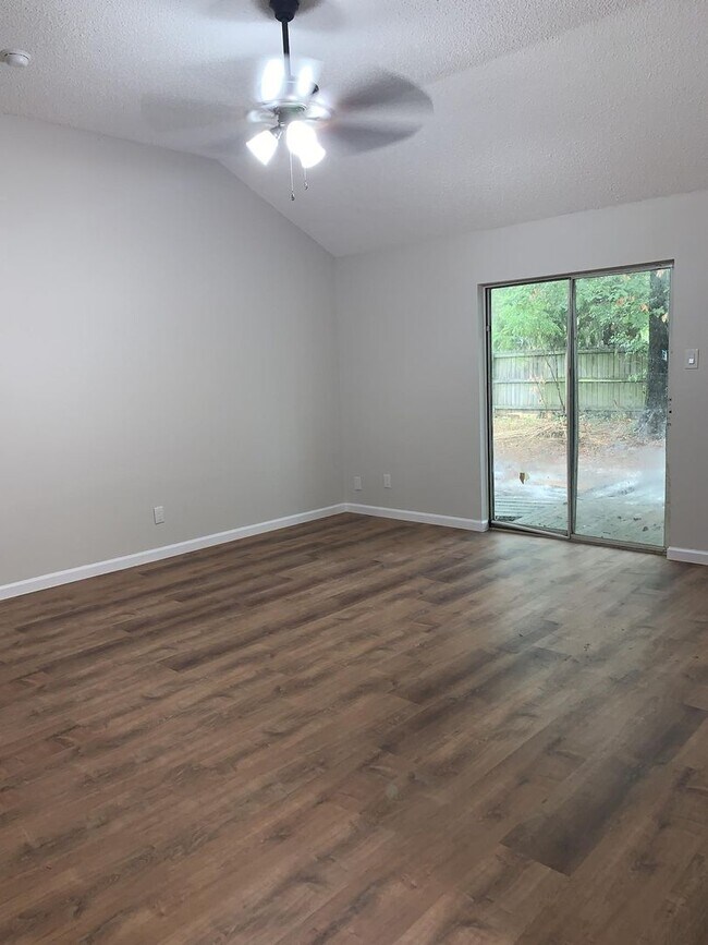 Building Photo - 120 Plumthicket Way