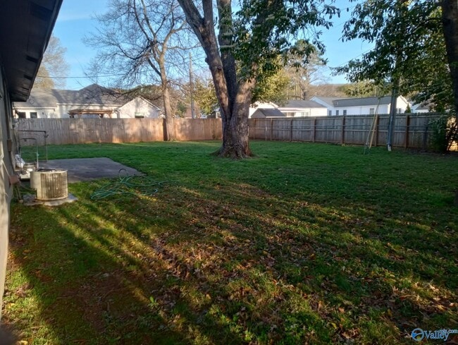 Building Photo - 1002 Lowell Dr SE