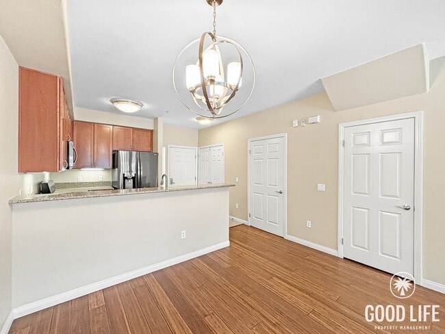 Building Photo - Beautiful 2BD/2.5BA Condo in Bankers Hill W/ W/D, A/C, Patio Area and Community Gym!