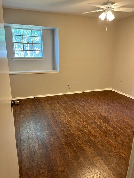 Building Photo - 405 Brenda Dr