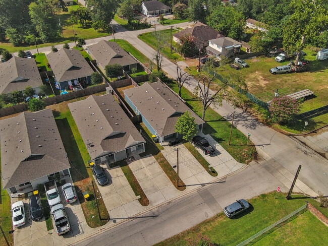 Building Photo - **MOVE-IN READY 3-BEDROOM HOME IN CONROE!**