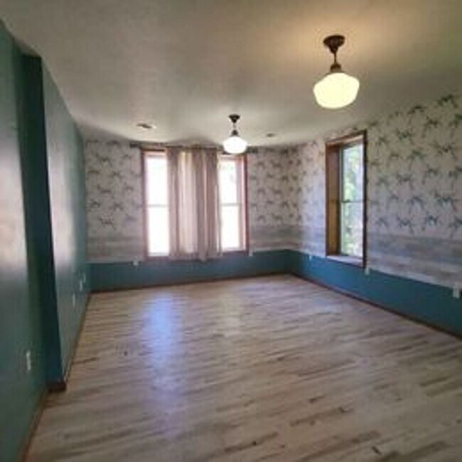 Building Photo - More Space than you can dream of! 5bed 2 b...