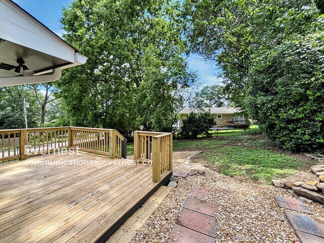 Building Photo - 922 Wesley Dr