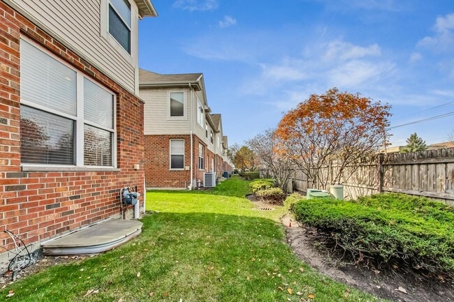 Building Photo - 1686 Buckingham Dr