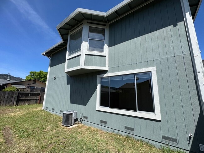 Building Photo - Charming 3 bedroom 1.5 bathroom Two story Town House with an attached garage.