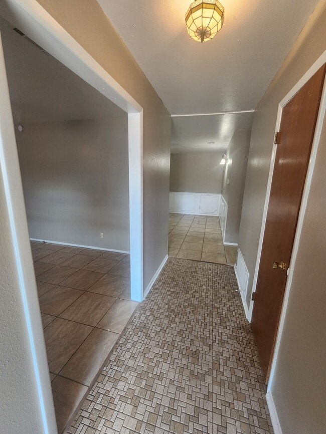 Building Photo - 3 bed 2 bath home, 2 car garage