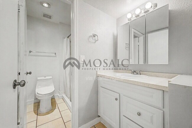 Building Photo - 533 W Guadalupe Rd