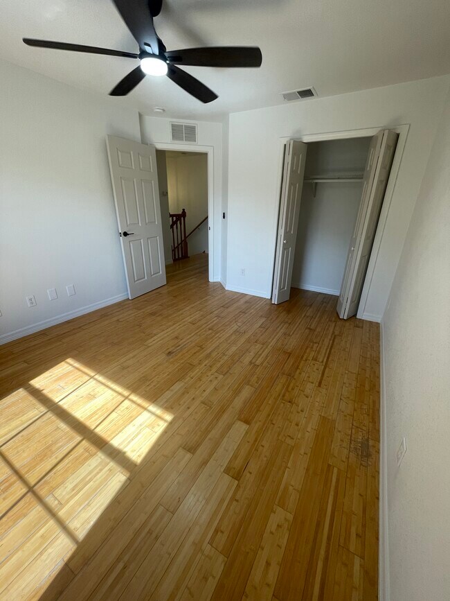 Building Photo - 123 Kenwood Ave