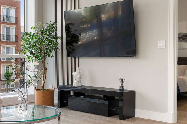 Building Photo - 2344 W Polk St