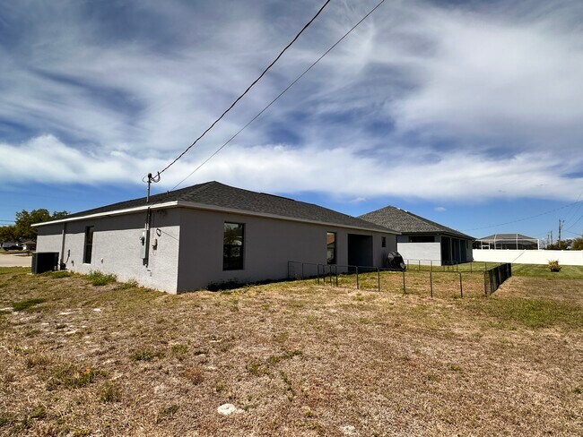 Building Photo - 913 NE 13th Ave