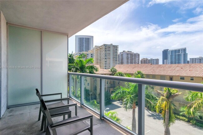 Building Photo - 2602 E Hallandale Beach Blvd